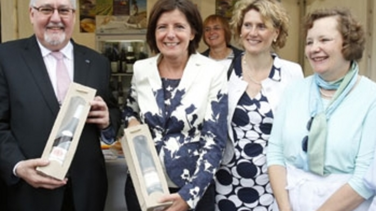 Ministerpräsidentin Dreyer und Landtagspräsident Mertes beim Rundgang über das Bürgerfest zum Verfassungstag; Bild: Melanie Bauer / Landtag