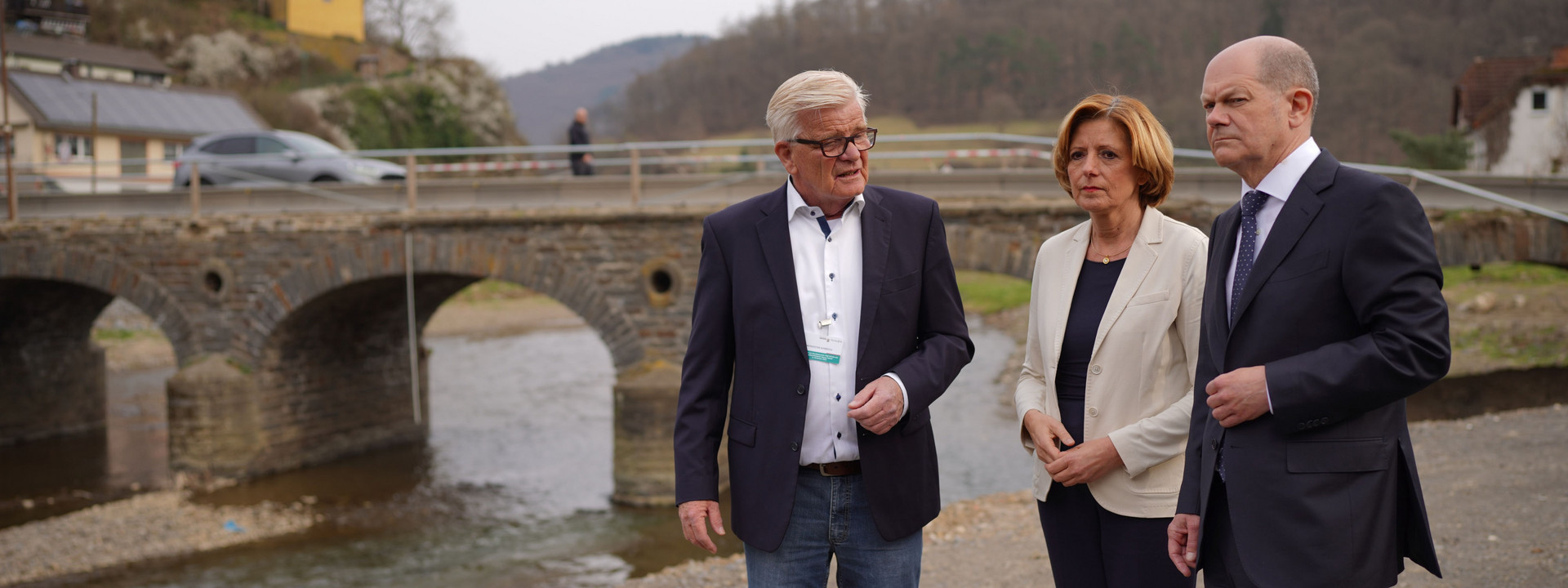 Bundeskanzler Olaf Scholz und Ministerpräsidentin Malu Dreyer bei einem Besuch im Ahrtal.