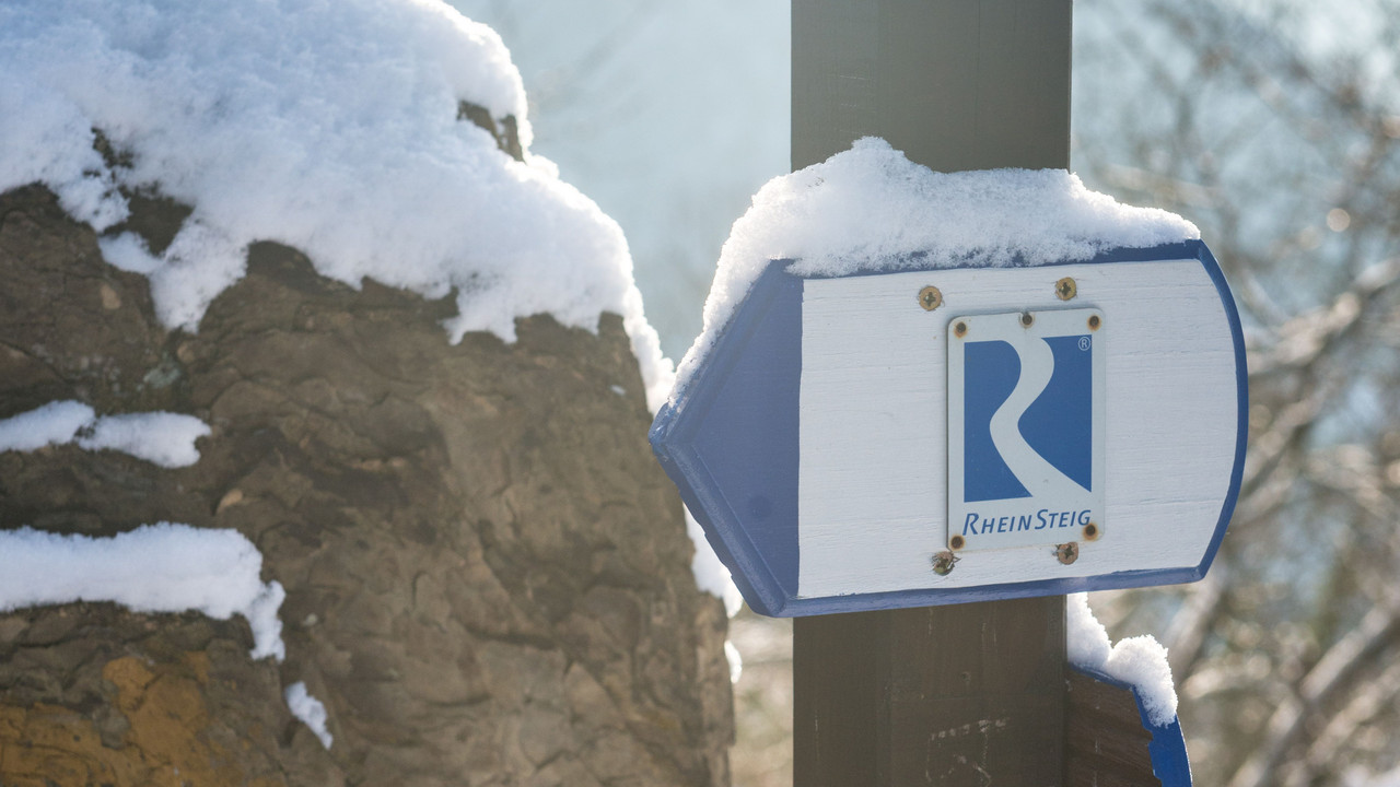 Auch im Winter kann man in Rheinland-Pfalz wandern beispielsweise auf dem Rheinsteig mit Blick auf die Marksburg; Bild: Dominik Ketz / Rheinland-Pfalz Tourismus GmbH