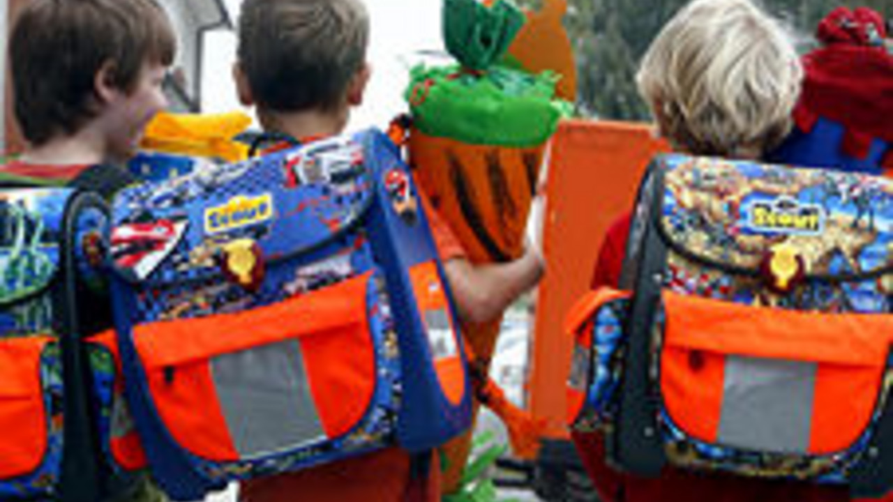 Kinder mit Schulranzen