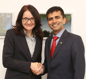 Die Chefin der Staatskanzlei, Staatssekretärin Jacqueline Kraege, empfängt den Generalkonsul der Republik Indien, Reveesh Kumar; Bild: Stefan Sämmer / © Staatskanzlei