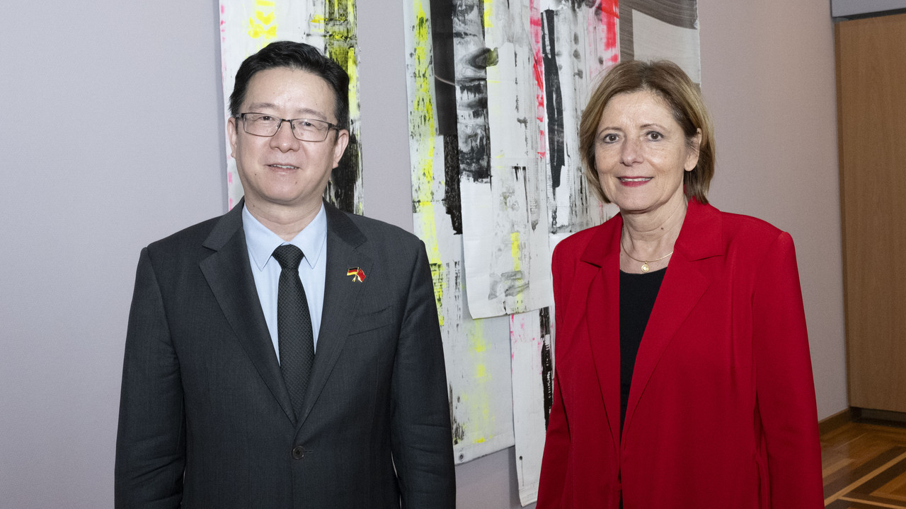 Ministerpräsidentin Malu Dreyer und der chinesischen Generalkonsul Yiyang Huang