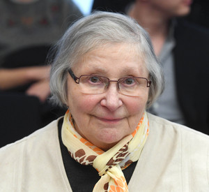 20.02.2018, Baden-Württemberg, Karlsruhe: Marlies Krämer wartet im Bundesgerichtshof (BGH) auf den Beginn ihrer Verhandlung. Die Rentnerin klagt vor dem BGH, dass Sparkassen auf ihren Formularen auch die weibliche Form von Kontoinhaber, also Kontoinhaberin, nennen müssen. Foto: Uli Deck/dpa ++ +++ dpa-Bildfunk +++