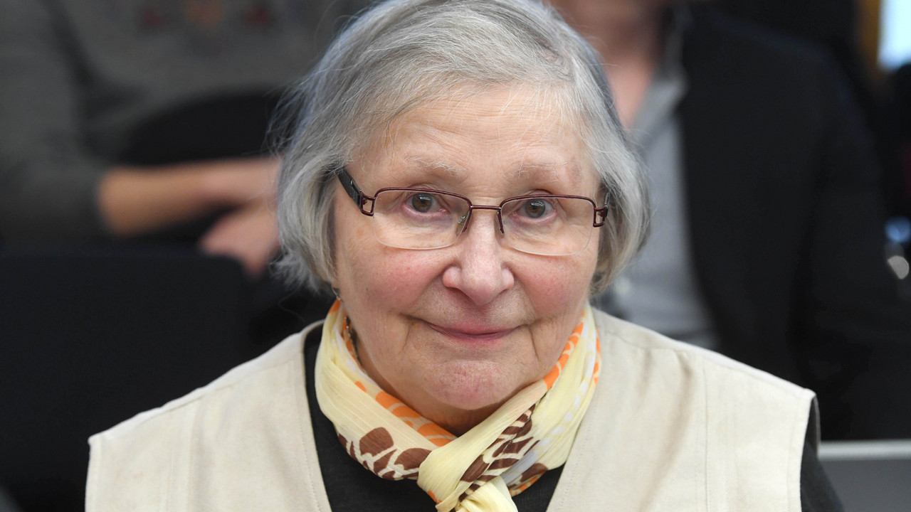 20.02.2018, Baden-Württemberg, Karlsruhe: Marlies Krämer wartet im Bundesgerichtshof (BGH) auf den Beginn ihrer Verhandlung. Die Rentnerin klagt vor dem BGH, dass Sparkassen auf ihren Formularen auch die weibliche Form von Kontoinhaber, also Kontoinhaberin, nennen müssen. Foto: Uli Deck/dpa ++ +++ dpa-Bildfunk +++