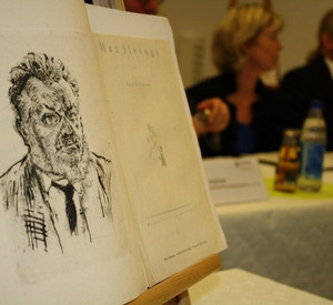 Bild von Max Slevogt, im Hintergrund Ministerin Doris Ahnen und Dr. Armin Schlechter; Bild: Ministerium