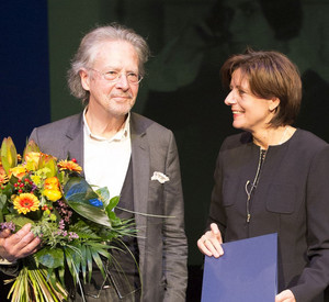 Ministerpräsidentin Malu Dreyer verleiht den Dramatikerpreis an Peter Handke; Bild: Voss