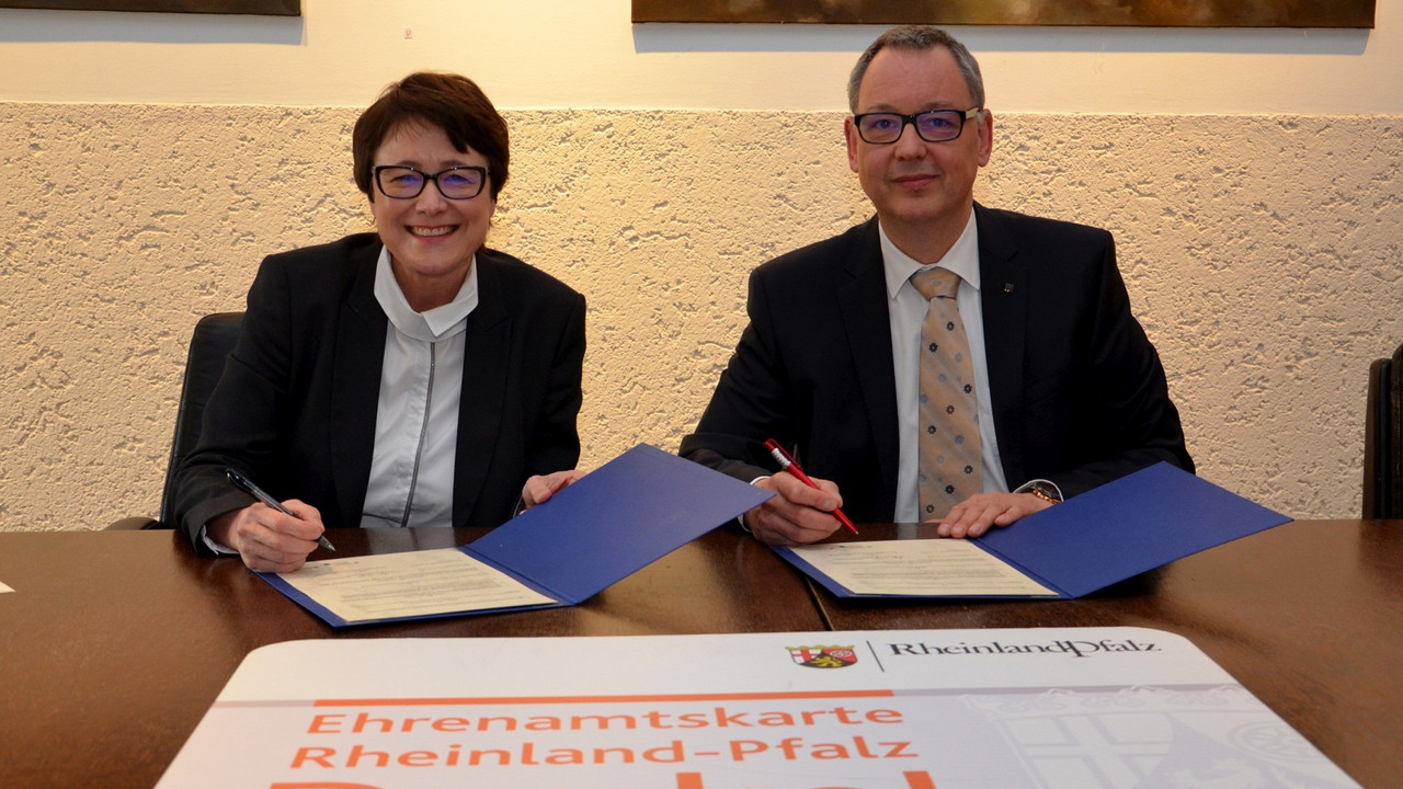 Die Ständige Vertreterin des Chefs der Staatskanzlei, Ministerialdirektorin Inge Degen, und der erste Beigeordnete Dr. Frank Peter bei der Unterzeichnung der Kooperationsvereinbarung zur Einführung der Ehrenamtskarte in der Gemeinde Bobenheim-Roxheim