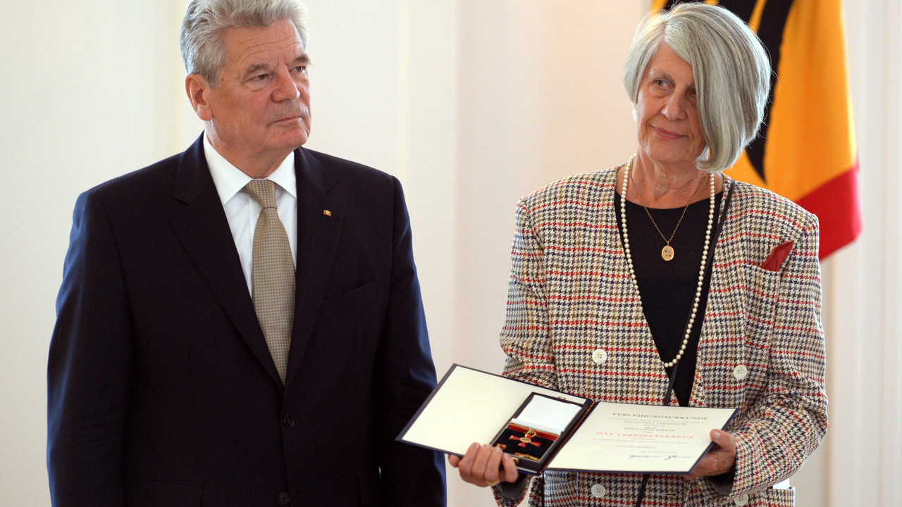 Bundespräsident Joachim Gack überreichte Ursula Bell-Köhler den Verdienstorden; Bilder: dpa