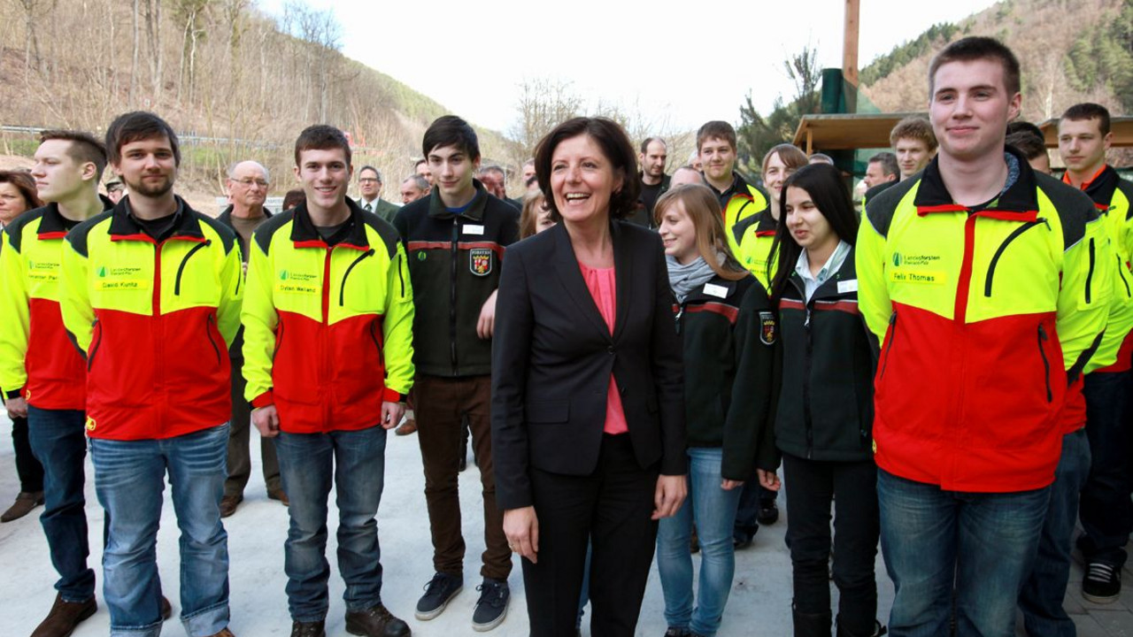 Ministerpräsidentin Malu Dreyer mit angehenden Forstwirten; Bild: Björn Iversen / © Staatskanzlei