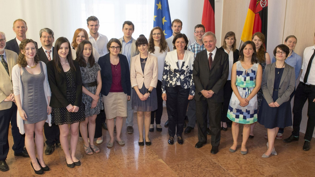 Ministerpräsidentin Malu Dreyer mit den Studierenden des neuen trilateralen Europamaster-Studiengangs, Wolfgang Muno (rechts neben Malu Dreyer) und Otto Schmuck, Leiter der Europaabteilung (2. Reihe links); Foto: Pulkowski /©Staatskanzlei