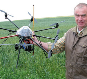 Bei Weinsheim zeigt Professor Wolfgang Thorn den Einsatz des Oktokopters, Bild: dpa