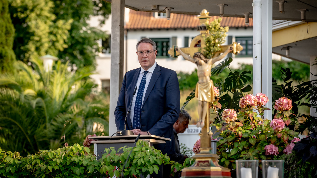 Ministerpräsident Alexander Schweitzer beim Gedenkgottesdienst zum vierten Jahrestag der Flutkatastrophe