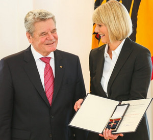 Bundespräsident Joachim Gauck verleiht das Bundesverdienstkreuz an Gundula Gause und Brigitte Frank; Bilder: dpa