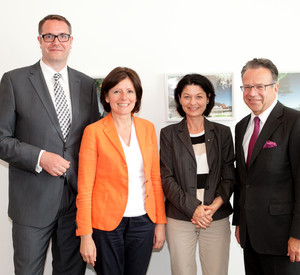 Ministerpräsidentin Malu Dreyer hatte sich in der Staatskanzlei mit Arbeitsminister Alexander Schweitzer (li.), der Vorsitzenden der Geschäftsführung der Regionaldirektion Rheinland-Pfalz-Saarland, Heidrun Schulz (2. v. r.) und dem Vorstandsvorsitzende
