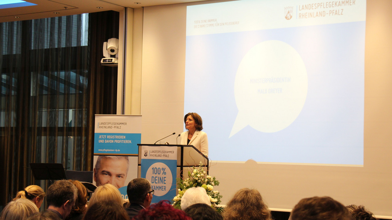 Ministerpräsidentin Malu Dreyer beim Festakt anlässlich der konstituierenden Sitzung der gewählten Vertreterversammlung der ersten Pflegekammer Rheinland-Pfalz