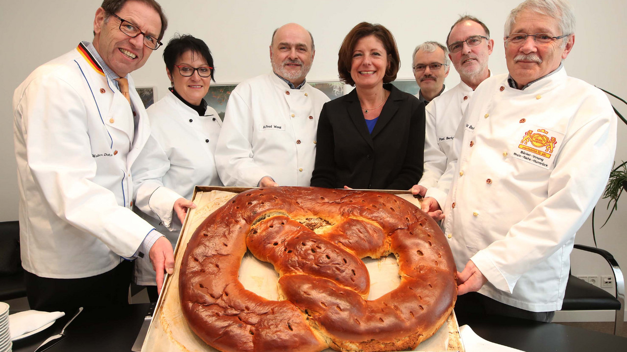 Vertreterinnen und Vertreter der Bäckerinnung Rhein-Nahe-Hunsrück aus
Bad Kreuznach überreichten Ministerpräsidentin Malu Dreyer die Neujahrsbrezel