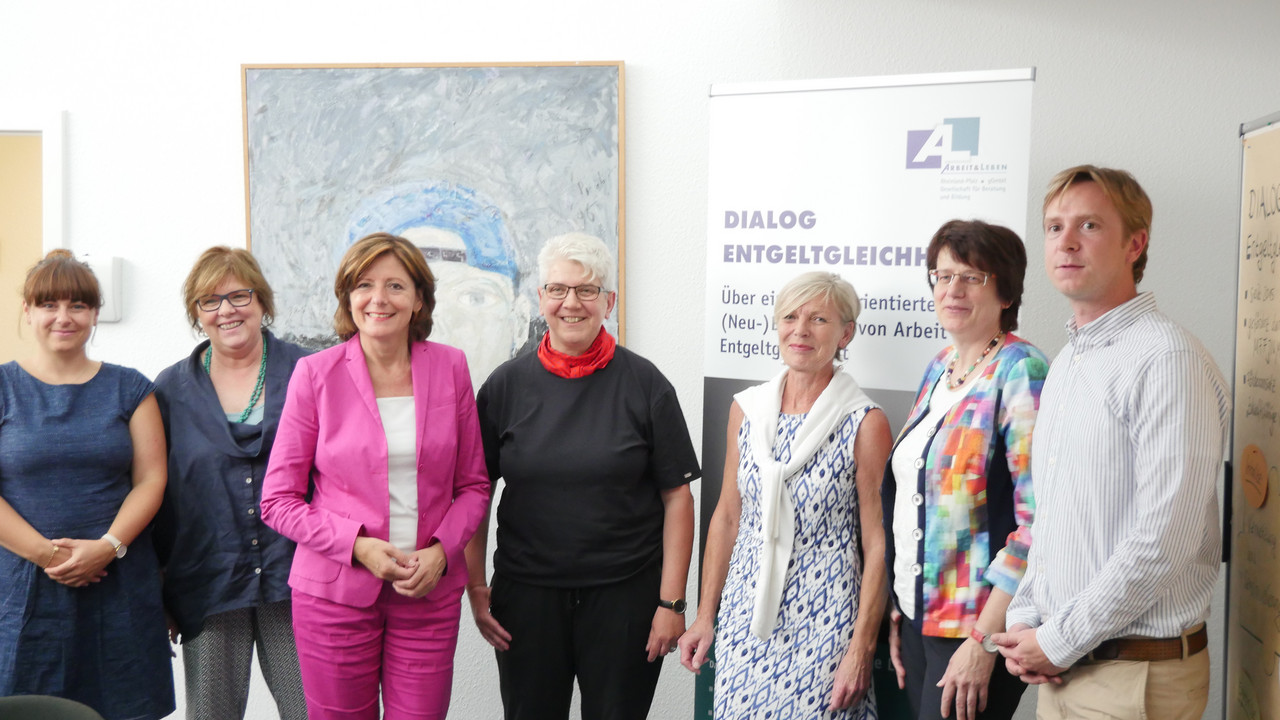 Bei der Arbeit & Leben GmbH wurde über das Projekt „Dialog Entgeltgleichheit“ gesprochen. Ziel des von der Landesregierung geförderten Projekts ist es, landesweit und branchenübergreifend kleine und mittlere Unternehmen über diskriminierungsfreie Vergütung zu informieren.