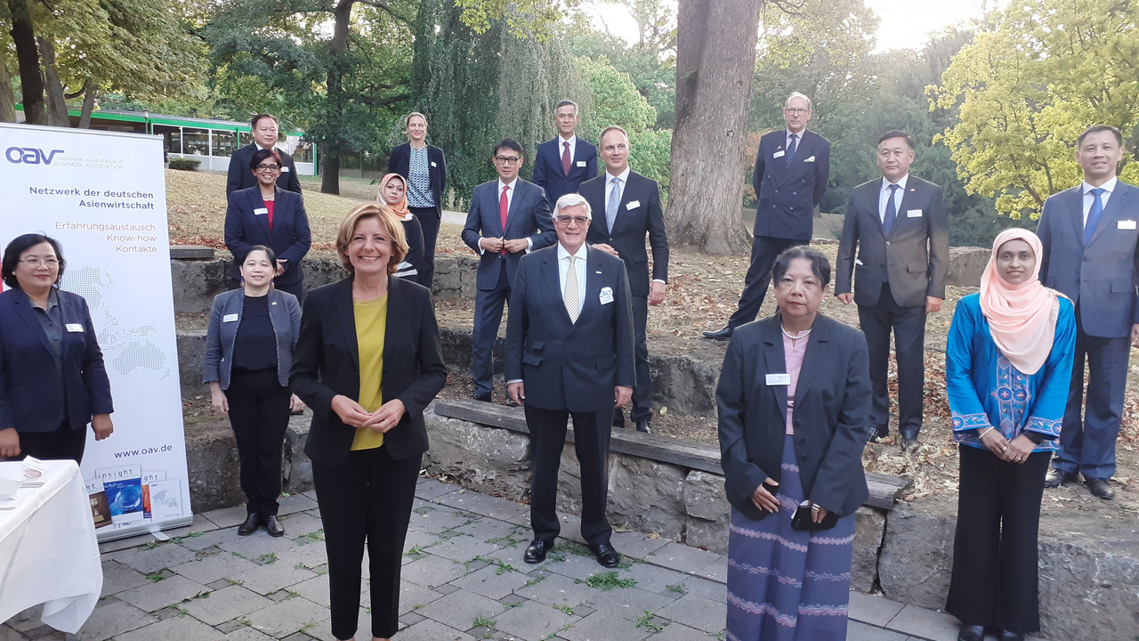 Ministerpräsidentin Malu Dreyer bei der Begrüßung der Teilnehmerinnen und Teilnehmer von „Ambassadors in Dialogue“ des Ostasiatischen Vereins in Mainz