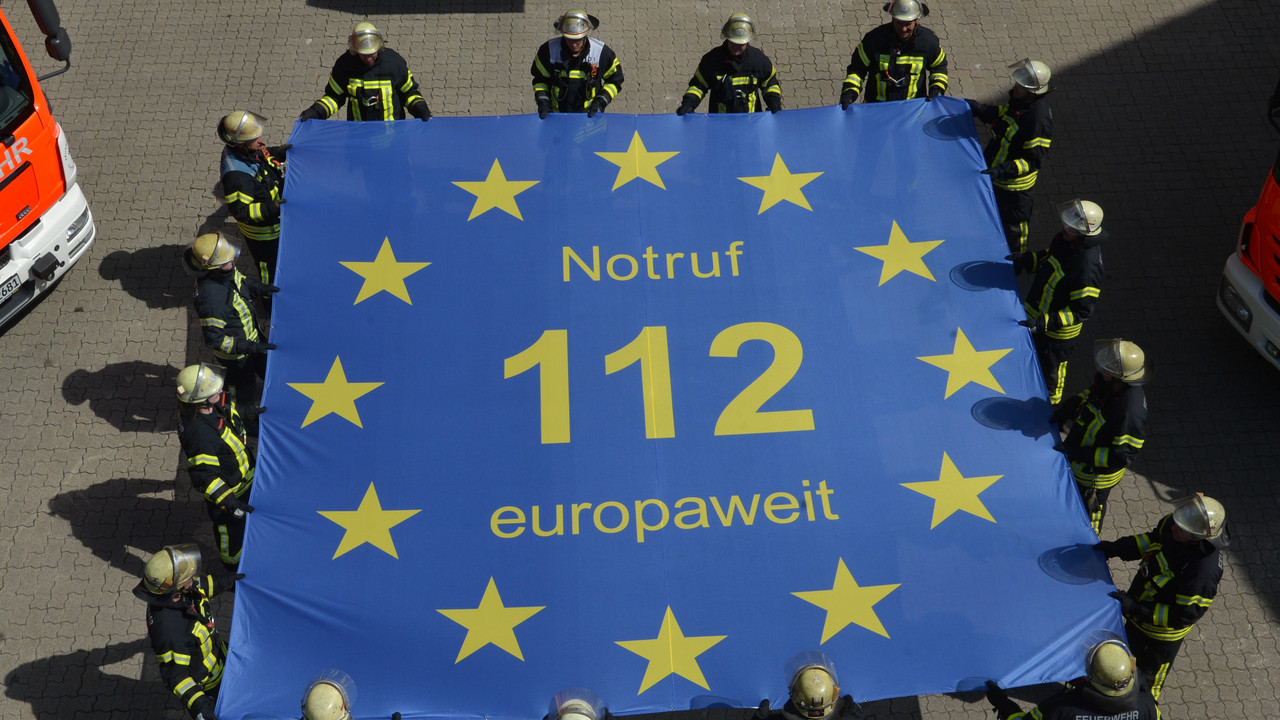 Feuerwehr mit einem Tuch "Notruf 112 europaweit"