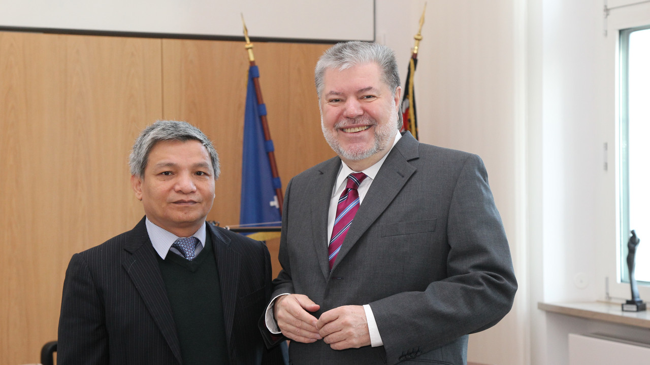 Der vietnamnesische Generalkonsul Xuan Thanh Truong und Ministerpräsident Kurt Beck; Bild: Stefan Sämmer/Staatskanzlei