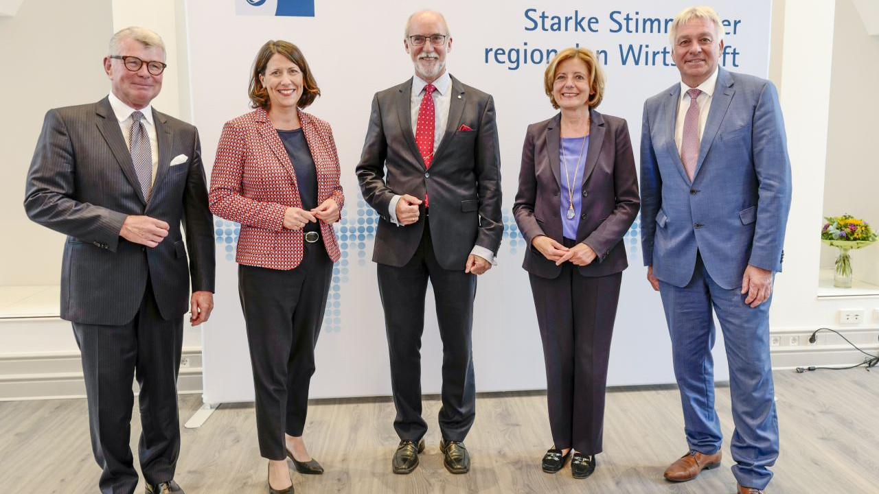 Ministerpräsidentin Malu Dreyer und Wirtschaftsministerin Daniela Schmitt würdigten die Verdienste des ehemaligen IHK-Präsidenten Dr. Engelbert Günster und wünschten seinem Nachfolger Peter Hähner eine glückliche Hand
