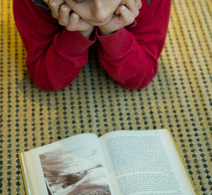 Junge liest ein Buch; Bild: dpa