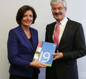 Dr. Heinz Fischer-Heidlberger übergibt den 19. KEF-Bericht an Ministerpräsidentin Malu Dreyer; Bild: Alexander Sell / © Staatskanzlei RLP
