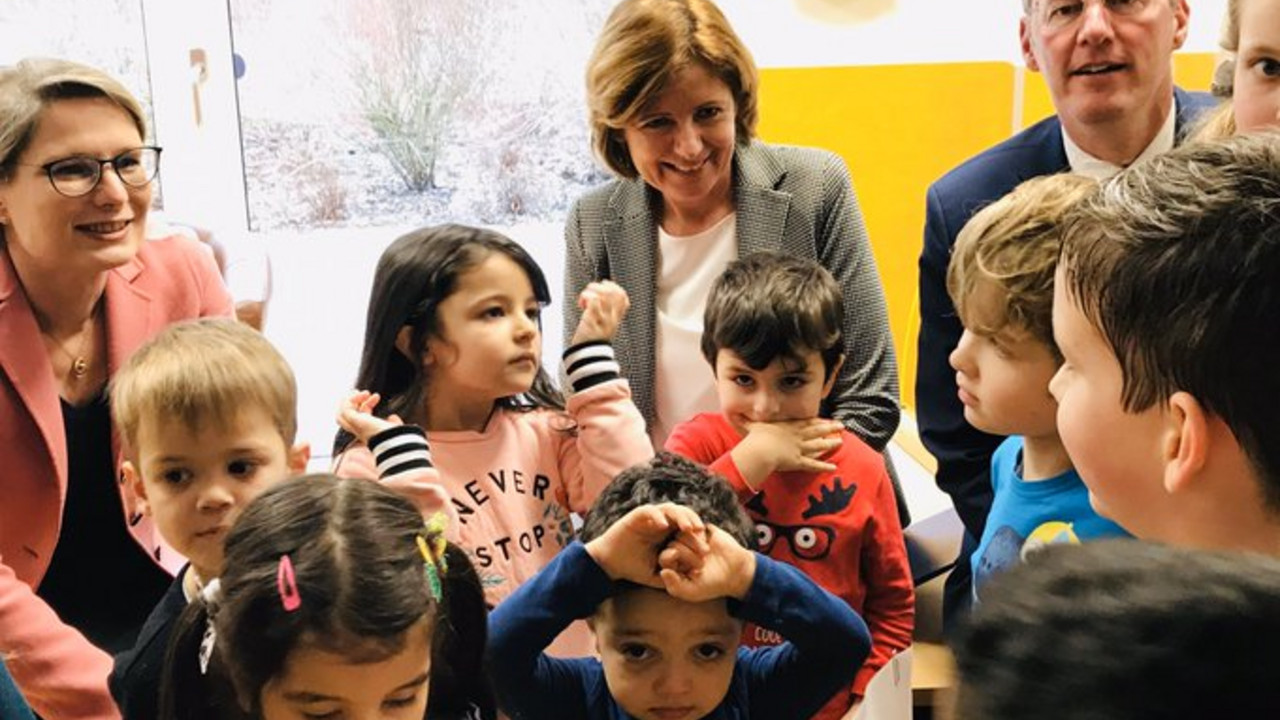 Ministerpräsidentin Malu Dreyer und Bildungsministerin Hubig übergeben Oberbürgermeister Ebling den Förderbescheid über 600.000 € zum Bau der Bürgerhauskita Lerchenberg. 