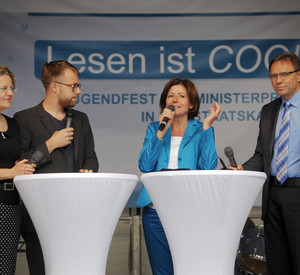 Ministerpräsidentin Malu Dreyer eröffnet am 09.07.2015 vor der Staatskanzlei zusammen mit dem Bildungsstaatssekretär Hans Beckmann (r.), der Direktorin vom Gutenberg-Museum in Mainz, Annette Ludwig und dem Slampoet Lars Ruppel das Jugendfest "Lesen ist COOLtur". 