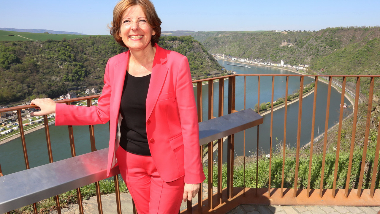 Ministerpräsidentin Malu Dreyer auf dem Plateau mit Blick auf den Rhein