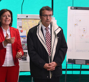 Ministerpräsidentin Malu Dreyer und der Staatssekretär im Innenministerium, Jürgen Häfner haben am 29.09.2013 in Harthausen bei Speyer das Lagezentrum besucht. Bild: dpa