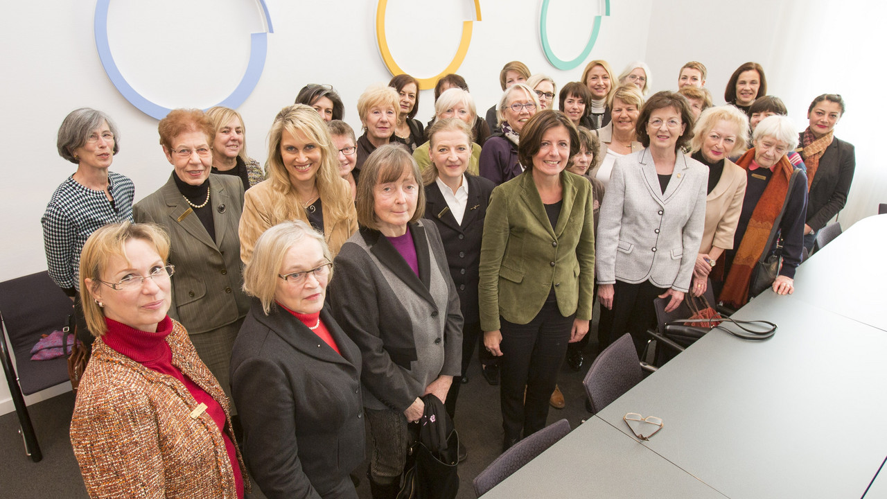 Ministerpräsidentin Malu Dreyer mit den Soroptimist International "Club Mainz" und "Club Mainz Rosengarten" in der Staatskanzlei; Bild: Reiner Voß / ©Staatskanzlei