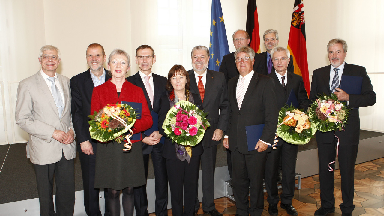 Ministerpräsident Kurt Beck und Justizminister Jochen Hartloff mit den neuen Trägerinnen und Trägern der beruflichen Ehrentitel; Bild: Martina Pipprich / © Staatskanzlei