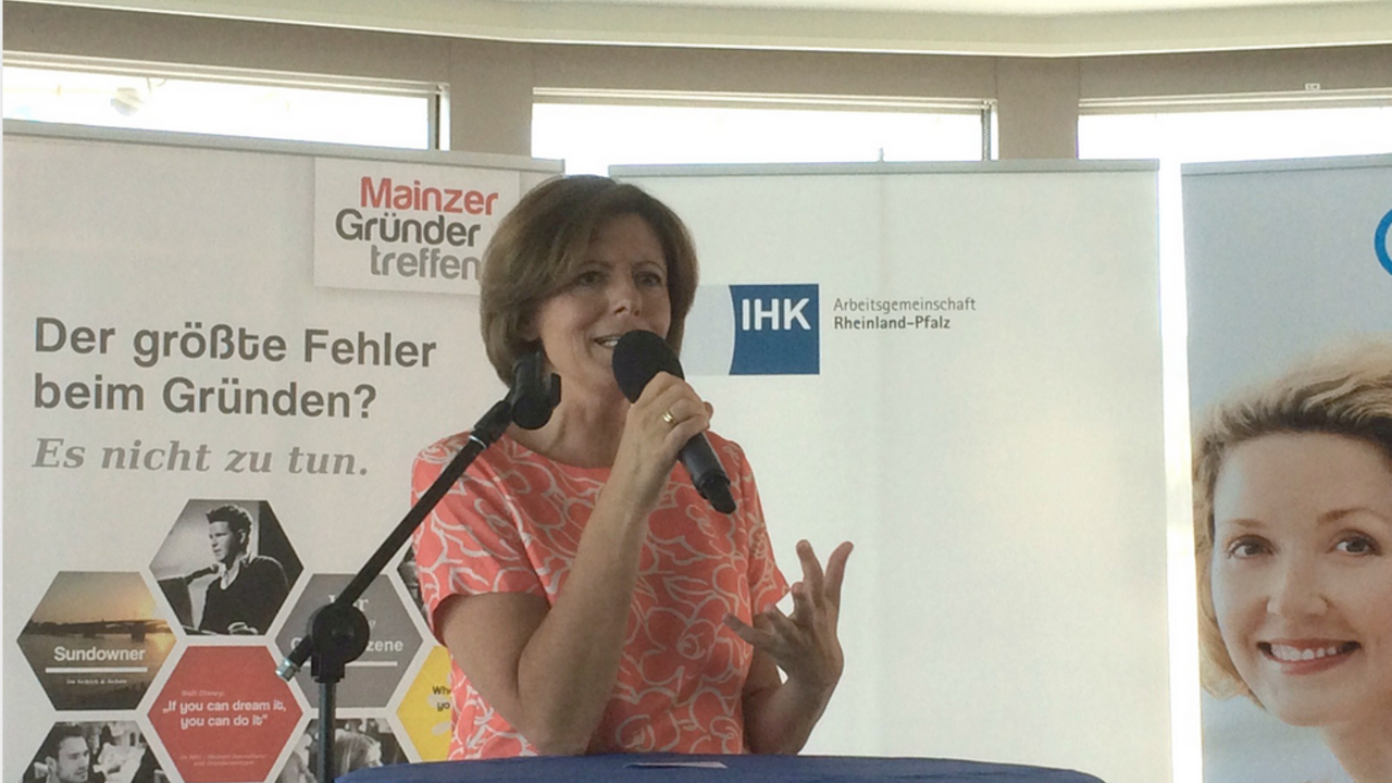 Ministerpräsidentin Malu Dreyer auf dem Gründerschiff Mainz-Wiesbaden.