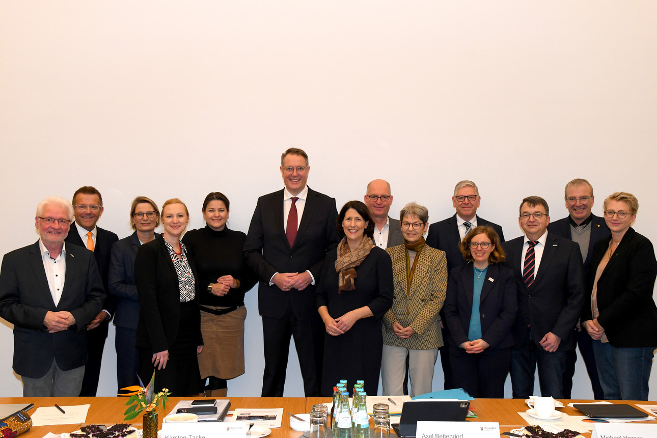Ovaler Tisch für Ausbildung und Fachkräftesicherung