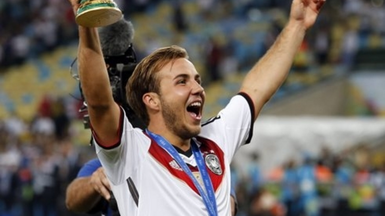 Torschütze Mario Götze mit dem Pokal; Bild: dpa