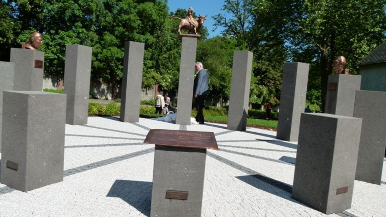 Adenauer-Schuman-Gedenkzeichen in Bassenheim;