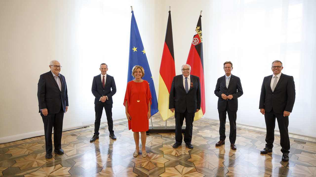 Rainer Brüderle, Volker Wissing und Vertreter der LVU RLP mit Ministerpräsidentin Malu Dreyer und Ordensträger Werner Simon