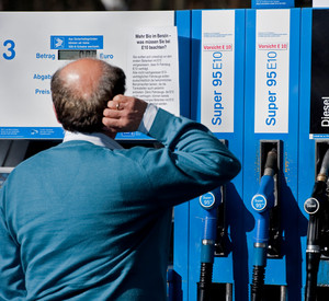 Unsicherheit bei E10; Bild: dpa
