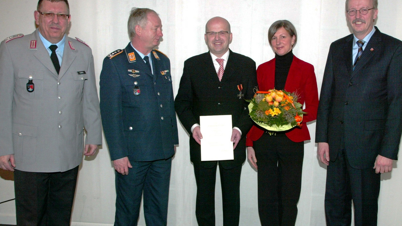Oberstleutnant Lempa, Oberst Stichling, Oberamtsrat Rzany, Frau Razny und Martin Stadelmaier, Chef der Staatskanzlei