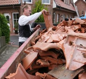 Entsorgung Dachziegel; Foto: dpa