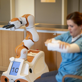 Fachkraft mit Assistenzroboter