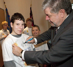 Ministerpräsident Beck mit den Kindern; Bild: Bauer