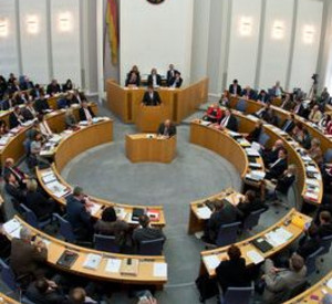 Die Landtagsfraktionen und die Landesregierung vereinbarten das weitere Vorgehen bei der Kommunal- und Verwaltungsreform; Bild: dpa