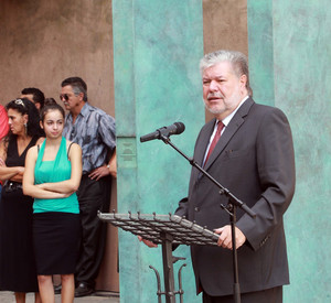 Ministerpräsident Kurt Beck bei der Einweihung der Gedenkstätte für Sinti und Roma in Trier; Bild: Friedemann Vetter / Trierischer Volksfreund