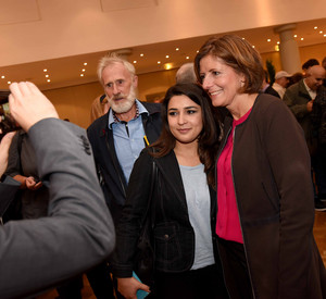 Ministerpräsidentin Malu Dreyer macht ein Foto mit einer Besucherin des Bürgerempfangs