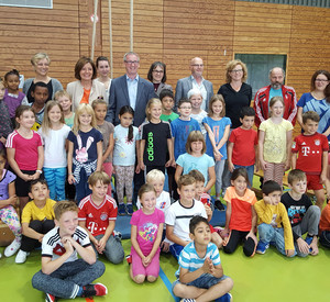 Ministerpräsidentin Dreyer besucht das Flüchtlingssportprojekt des FSV Tarforst in Trier an der Grundschule Tarforst 