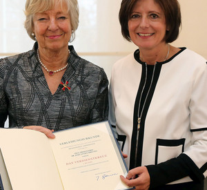 Überreichung des Bundesverdienstordens durch Ministerpräsidentin Malu Dreyer an die langjährige Präsidentin der Akademie der Wissenschaften und der Literatur, Prof. Dr. Elke Lütjen-Drecoll; Bild: Stefan Sämmer / © Staatskanzlei