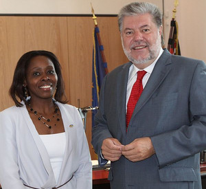 Botschafterin Nkulikiyinka und Ministerpräsident Beck; Bild: Sämmer
