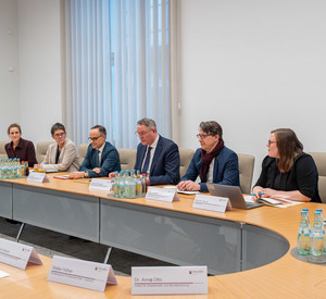 Ministerpräsident Schweitzer in einer Besprechung im Rahmen des Transformationsrats in der Staatskanzlei.